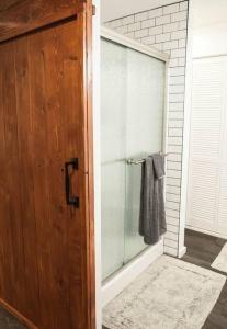 ein Bad mit einer Dusche und einer Glastür in der Unterkunft Relax & Enjoy This Spacious Gem In Easy Location in Vancouver