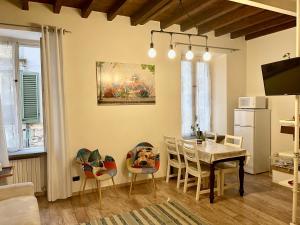 cocina y comedor con mesa y sillas en Casa Nicoli, en Bérgamo