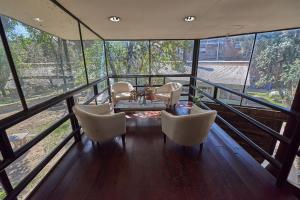 Habitación con sillas y mesa en el balcón. en El Molino - Complejo Turístisco en Victoria
