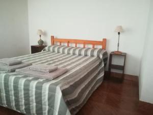 a bedroom with a bed with two towels on it at El Pesebre in Cachí