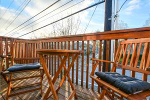 2 sillas de madera sentadas en un balcón de madera en Cozy Couve Apartment Close To Everything!, en Vancouver