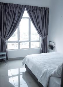 Tempat tidur dalam kamar di THE MAJESTIC IPOH A8 by ZamanJa