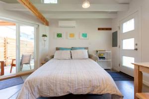 1 dormitorio con 1 cama grande en una habitación en Backyard Cottage, Alberta Arts District en Portland