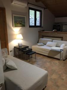 una camera con due letti e un tavolo con una lampada di Tenuta Cà Di Bertucci a Solignano