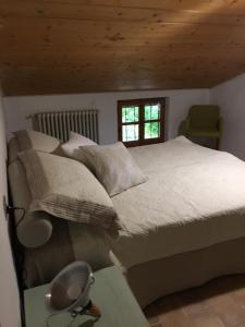 una camera con un grande letto e una finestra di Tenuta Cà Di Bertucci a Solignano