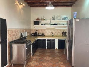 Il comprend une cuisine équipée d'une cuisinière et d'un réfrigérateur. dans l'établissement The House just 8 km from Essaouira and its beaches, à Ida Ougourd