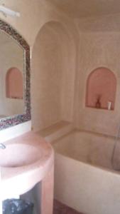 La salle de bains est pourvue d'une baignoire et d'un lavabo. dans l'établissement The House just 8 km from Essaouira and its beaches, à Ida Ougourd