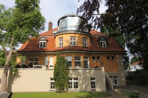 a house with a tower on top of it at Luxus Stadtvilla EMG Hannover Braunschweig Wolfsburg 20P in Lehrte