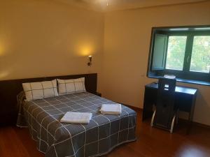 ein Schlafzimmer mit einem Bett mit zwei Handtüchern darauf in der Unterkunft Casa de la Moneda in Segovia