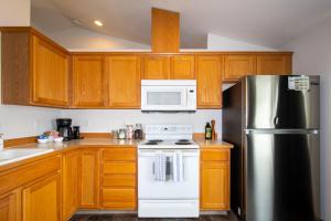 A kitchen or kitchenette at Cozy Pnw Stay In Private Home Close To Pdx