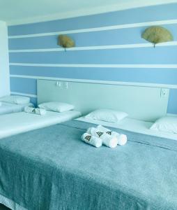 2 camas individuales con toallas en un dormitorio en Pousada Dotô Sonhadô Beach en Pontas de Pedra