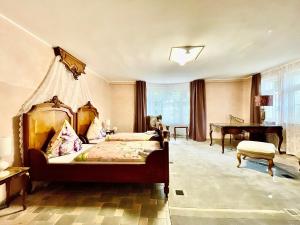 a bedroom with a bed and a desk and a piano at Luxus Stadtvilla EMG Hannover Braunschweig Wolfsburg 20P in Lehrte