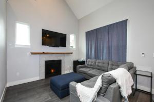 'couve Guesthouse Suite Close To Pdx في فانكوفر: غرفة معيشة مع أريكة ومدفأة