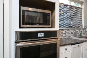 cocina con microondas y horno de acero inoxidable en 'couve Guesthouse Suite Close To Pdx en Vancouver
