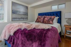 ein Schlafzimmer mit einem lila Bett mit einer lila Decke in der Unterkunft Private New Garden Apartment W Hot Tub in Camas
