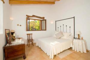 1 dormitorio con cama, espejo y mesa en Elegant Pollensa Villa Private Gardens Villa Cal Beato La Font, en Pollensa