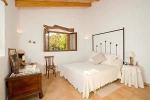 Postel nebo postele na pokoji v ubytování Elegant Pollensa Villa Private Gardens Villa Cal Beato La Font