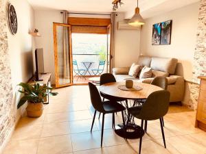 Destino Guadalest - Apartments by Cases Noves في غواداليست: غرفة معيشة مع طاولة وكراسي وأريكة