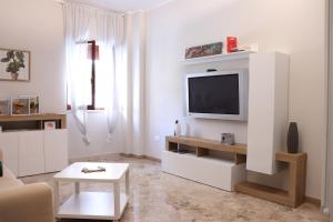 ein Wohnzimmer mit einem TV an der Wand in der Unterkunft Due Passi dal Mare in Pescara