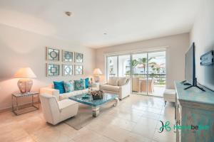 Μια τηλεόραση ή/και κέντρο ψυχαγωγίας στο Ocean View 1 BR Apartment at Punta Palmera DB7