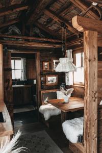 drewniany pokój ze stołem i żyrandolem w obiekcie Jufenalm BOHO Hotel & Restaurant w mieście Maria Alm am Steinernen Meer