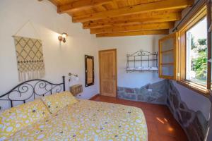 a bedroom with a bed and a window at Finca con impresionantes vistas in Los Realejos