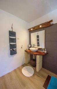 a bathroom with a sink and a mirror at Finca con impresionantes vistas in Los Realejos