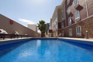 Bazén v ubytování Extended Suites Tijuana Macroplaza nebo v jeho okolí