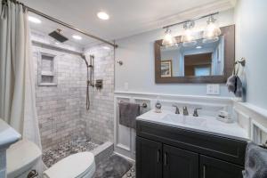 uma casa de banho com um WC, um lavatório e um chuveiro em Farfalla Bianca em Mount Vernon