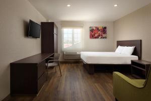 Postel nebo postele na pokoji v ubytování Extended Suites Tijuana Macroplaza
