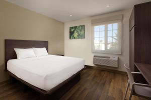 Postel nebo postele na pokoji v ubytování Extended Suites Tijuana Macroplaza