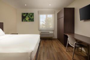 Postel nebo postele na pokoji v ubytování Extended Suites Tijuana Macroplaza
