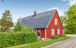 un granero rojo con techo gris y un camino de tierra en Stunning Home In Eslv With House A Panoramic View, en Eslöv