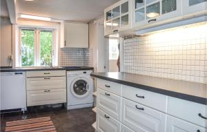cocina con lavadora y lavadora en Stunning Home In Eslv With House A Panoramic View, en Eslöv