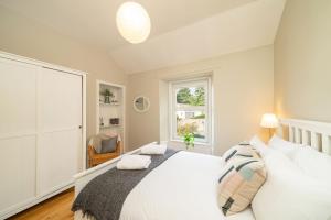 um quarto com uma cama branca e uma janela em Riverview em Monifieth
