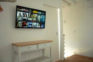 Zimmer mit einem an der Wand hängenden TV in der Unterkunft ALMAR- Punta Rubia, La Pedrera in La Pedrera