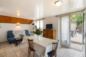 een woonkamer met een tafel en stoelen en een bank bij Maison d'une chambre avec jardin clos a Beuzec Cap Sizun a 5 km de la plage in Beuzec-Cap-Sizun