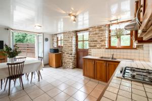 cocina con mesa y comedor en Maison d'une chambre avec jardin clos a Beuzec Cap Sizun a 5 km de la plage en Beuzec-Cap-Sizun