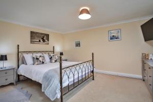 - une chambre avec un grand lit et une télévision dans l'établissement Finest Retreats - Cloggers Cottage, à Darley
