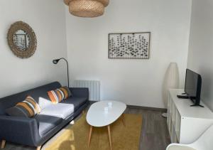 - un salon avec un canapé et une table dans l'établissement Hyper centre Fontainebleau, à Fontainebleau