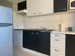 eine Küche mit einer Spüle und einem Kühlschrank in der Unterkunft Studio Balaruc-les-Bains, 1 pièce, 3 personnes - FR-1-503-129 in Balaruc-les-Bains