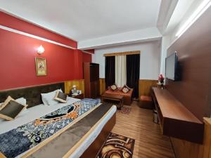 a hotel room with two beds and a flat screen tv at Hotel Norling SK Groups in Pelling
