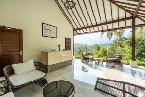 Bubble Hotel Bali Ubud - Adults Only的阳台或露台