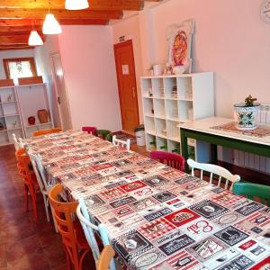 un comedor con una mesa larga y sillas en Casa de Antonio, en Murchante