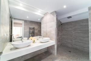 Kúpeľňa v ubytovaní BRIGHT NEW APARTMENT IN PUENTE ROMANO + 18 fotografií
