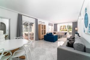 Posedenie v ubytovaní BRIGHT NEW APARTMENT IN PUENTE ROMANO