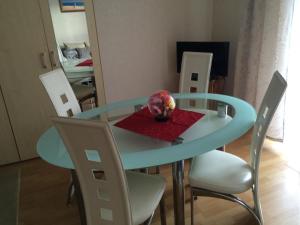 einem blauen Tisch mit weißen Stühlen und einer Schüssel darauf in der Unterkunft 3-Zimmer Ferienwohnung nähe Darmstadt in Roßdorf
