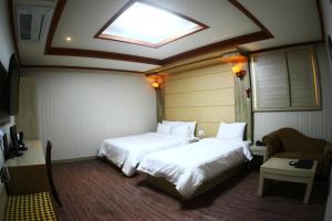 En eller flere senger på et rom på Metro Pol Tourist Hotel