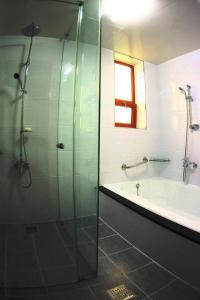 A bathroom at Metro Pol Tourist Hotel