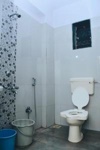 een badkamer met een toilet en een douche bij Hublal cottage in Matheran